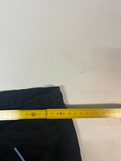 Entdecke unsere Vintage Track Pants von Nike und anderen Marken, erhältlich bei Valuxery.de - Dein Shop für trendige Vintage - Kleidung. Unsere Track Pants sind aus hochwertigen Materialien und