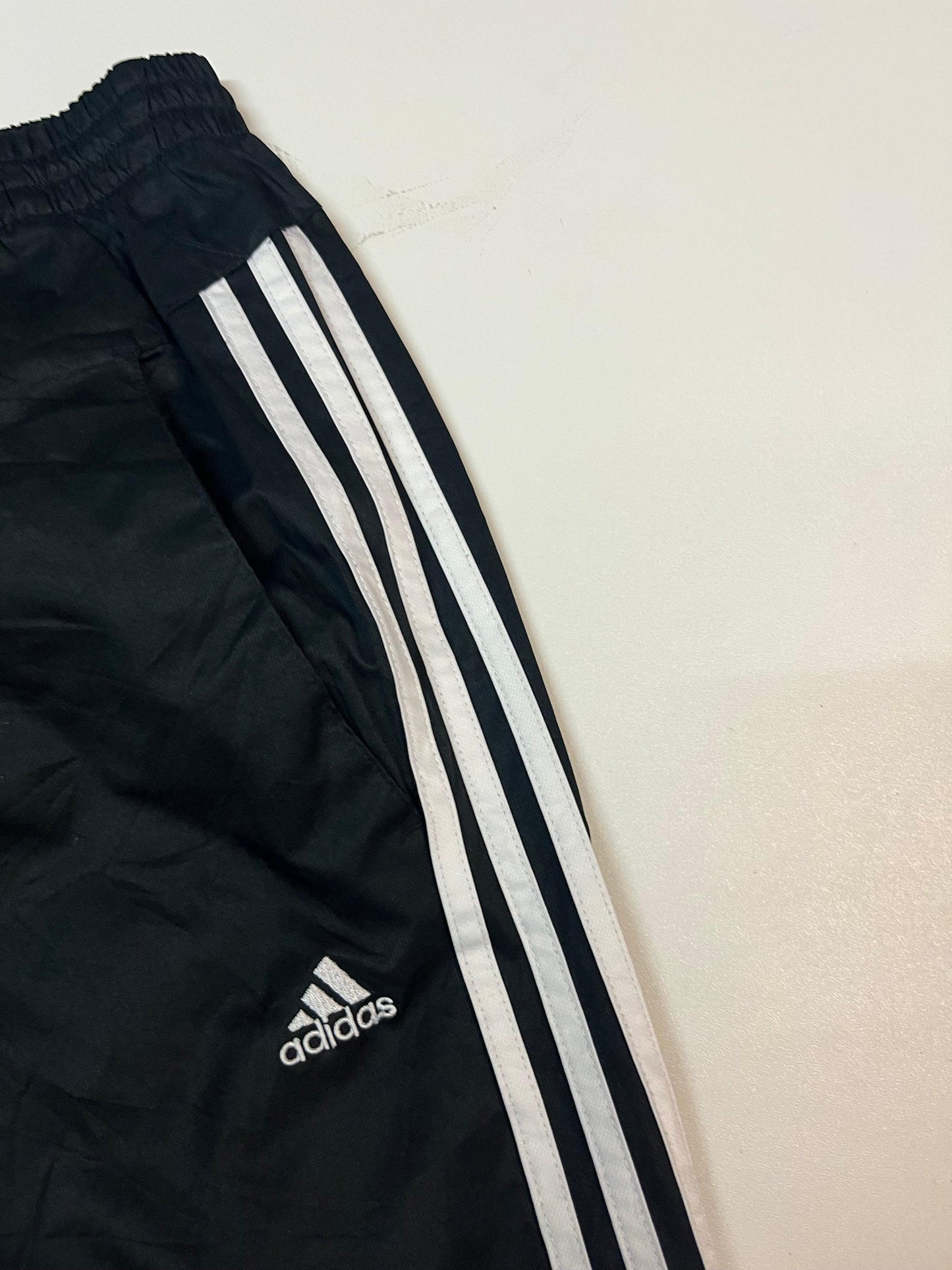 Entdecke unsere Vintage Track Pants von Nike und anderen Marken, erhältlich bei Valuxery.de - Dein Shop für trendige Vintage - Kleidung. Unsere Track Pants sind aus hochwertigen Materialien und