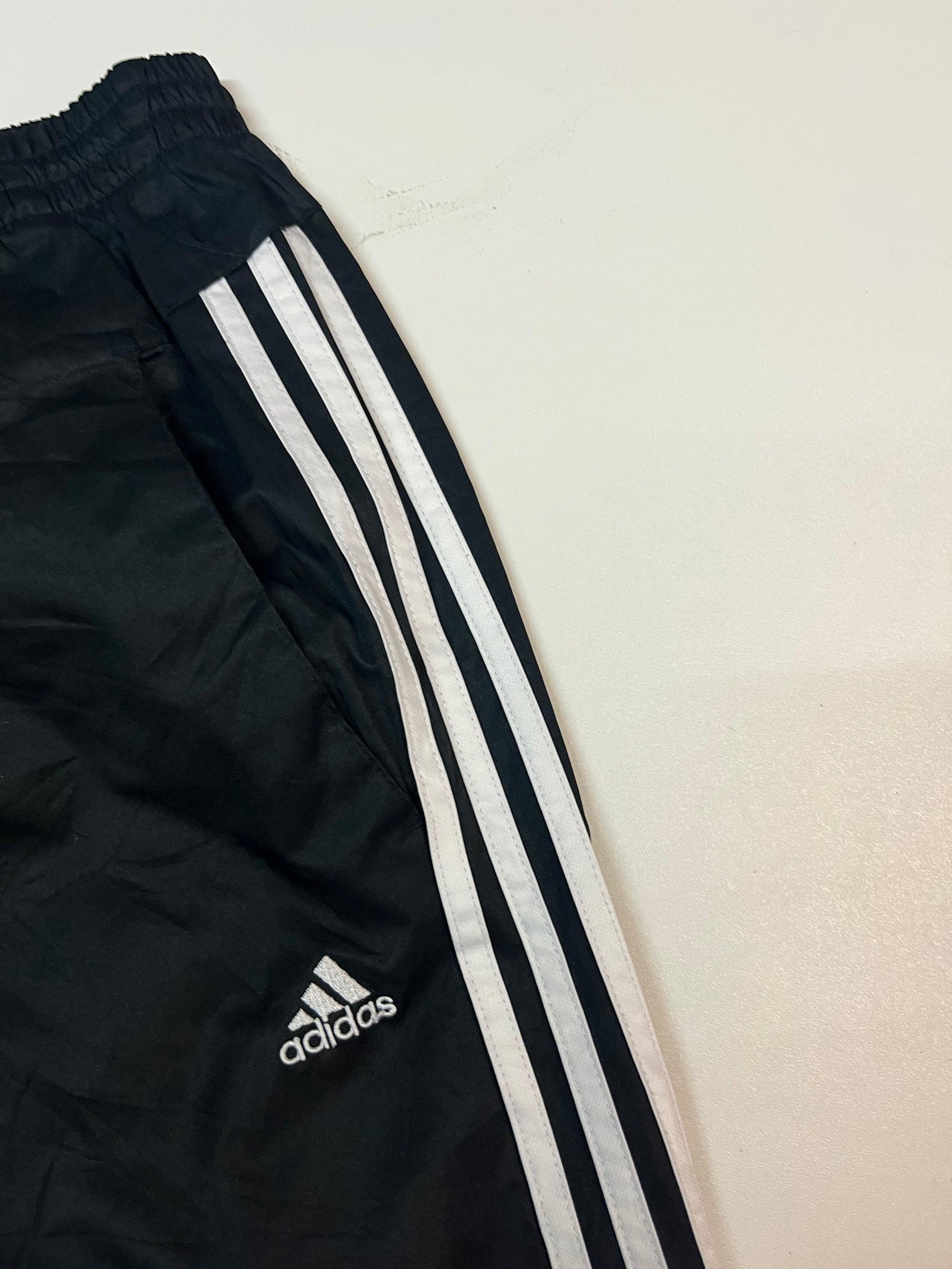 Entdecke unsere Vintage Track Pants von Nike und anderen Marken, erhältlich bei Valuxery.de - Dein Shop für trendige Vintage - Kleidung. Unsere Track Pants sind aus hochwertigen Materialien und
