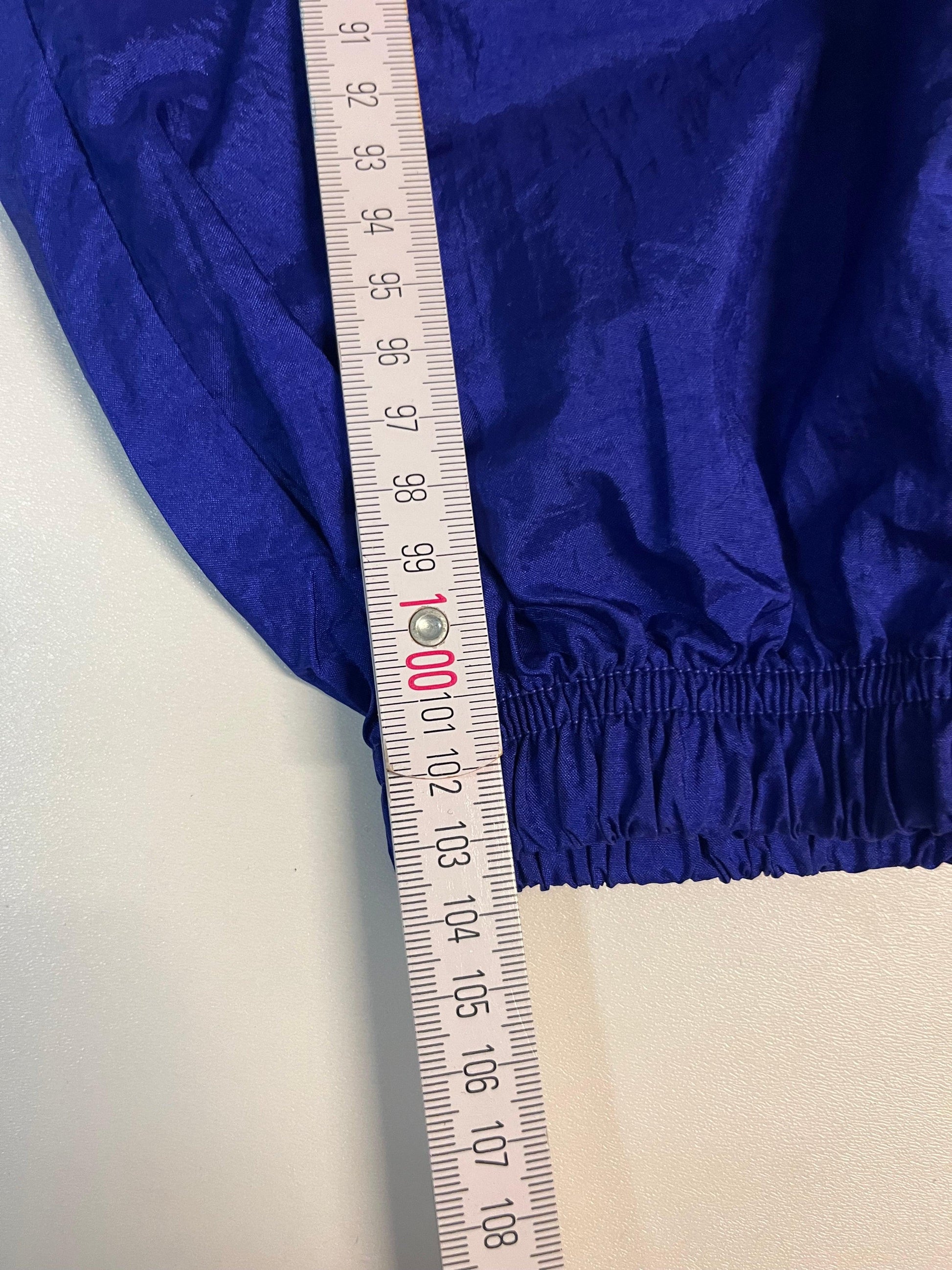 Entdecke unsere Vintage Track Pants von Nike und anderen Marken, erhältlich bei Valuxery.de - Dein Shop für trendige Vintage - Kleidung. Unsere Track Pants sind aus hochwertigen Materialien und
