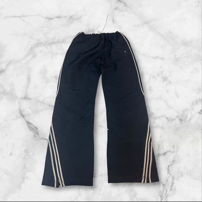 Entdecke unsere Vintage Track Pants von Nike und anderen Marken, erhältlich bei Valuxery.de - Dein Shop für trendige Vintage - Kleidung. Unsere Track Pants sind aus hochwertigen Materialien und