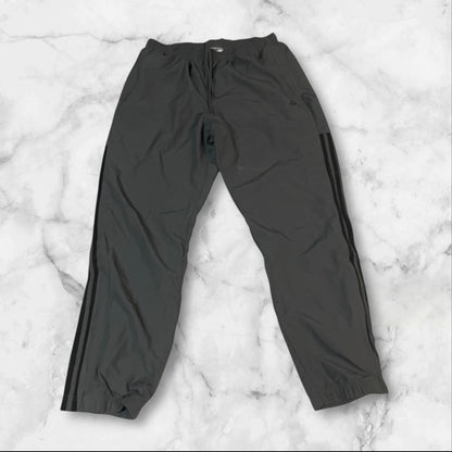 Entdecke unsere Vintage Track Pants von Nike und anderen Marken, erhältlich bei Valuxery.de - Dein Shop für trendige Vintage - Kleidung. Unsere Track Pants sind aus hochwertigen Materialien und
