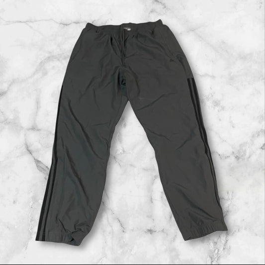 Entdecke unsere Vintage Track Pants von Nike und anderen Marken, erhältlich bei Valuxery.de - Dein Shop für trendige Vintage - Kleidung. Unsere Track Pants sind aus hochwertigen Materialien und