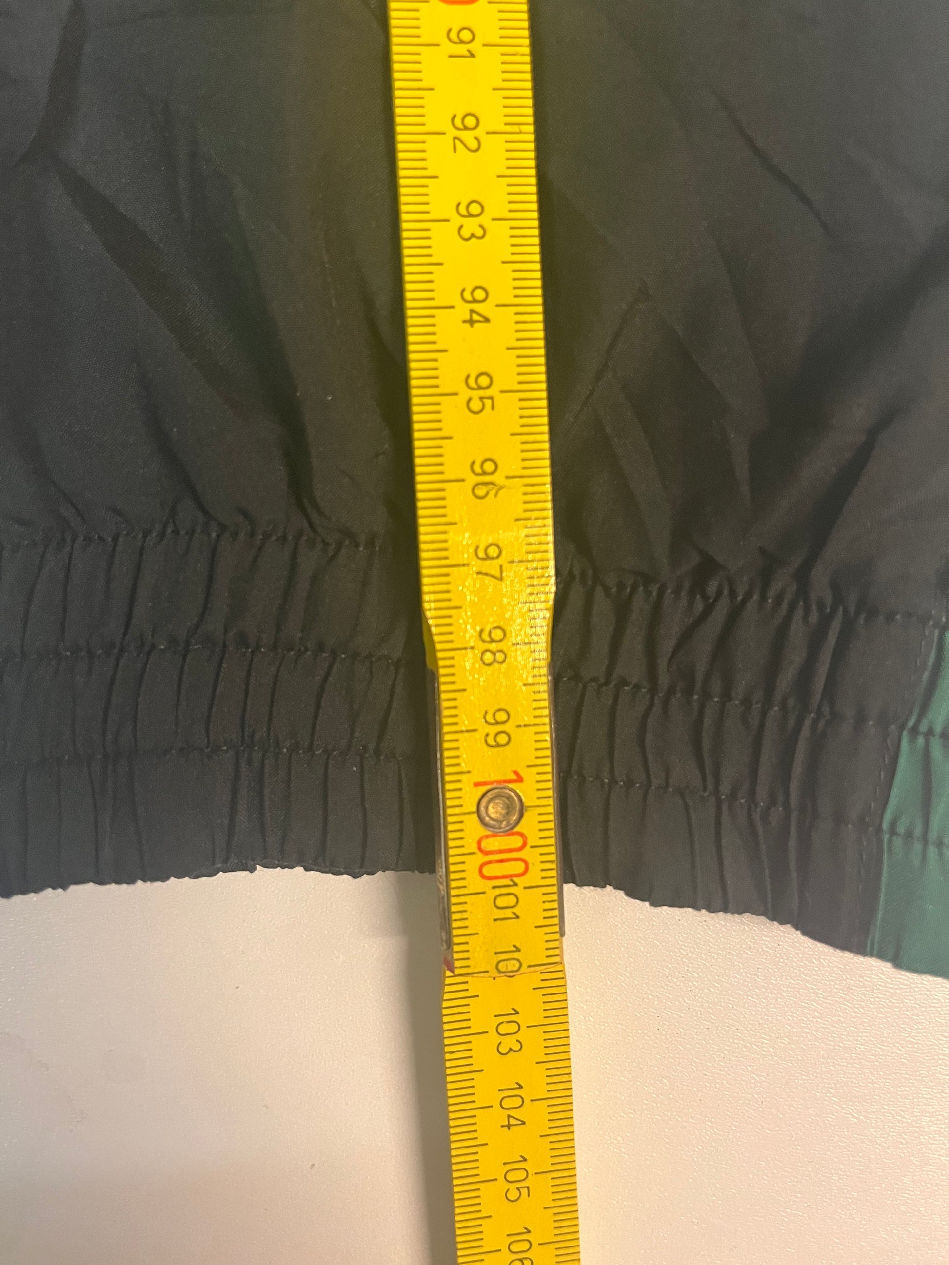 Entdecke unsere Vintage Track Pants von Nike und anderen Marken, erhältlich bei Valuxery.de - Dein Shop für trendige Vintage - Kleidung. Unsere Track Pants sind aus hochwertigen Materialien und