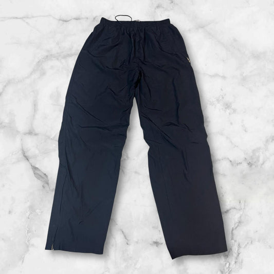 Entdecke unsere Vintage Track Pants von Nike und anderen Marken, erhältlich bei Valuxery.de - Dein Shop für trendige Vintage - Kleidung. Unsere Track Pants sind aus hochwertigen Materialien und