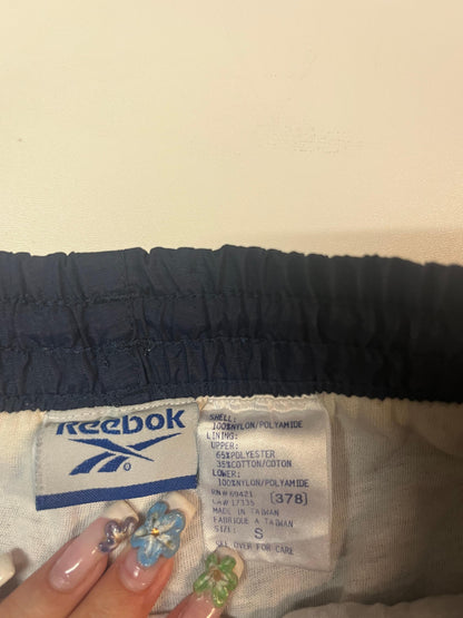 Entdecke unsere Vintage Track Pants von Nike und anderen Marken, erhältlich bei Valuxery.de - Dein Shop für trendige Vintage - Kleidung. Unsere Track Pants sind aus hochwertigen Materialien und