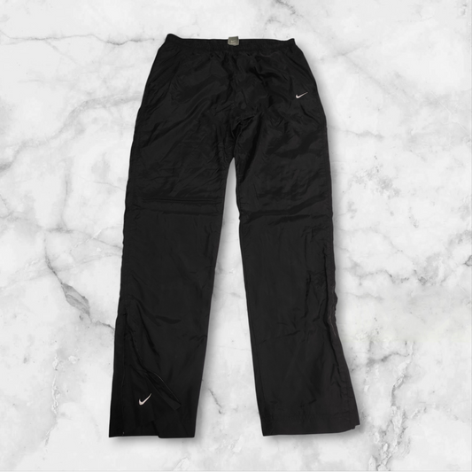 Entdecke unsere Vintage Track Pants von Nike und anderen Marken, erhältlich bei Valuxery.de - Dein Shop für trendige Vintage - Kleidung. Unsere Track Pants sind aus hochwertigen Materialien und