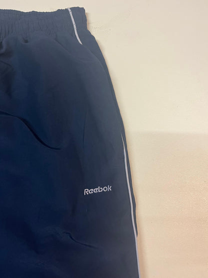 Entdecke unsere Vintage Track Pants von Nike und anderen Marken, erhältlich bei Valuxery.de - Dein Shop für trendige Vintage - Kleidung. Unsere Track Pants sind aus hochwertigen Materialien und