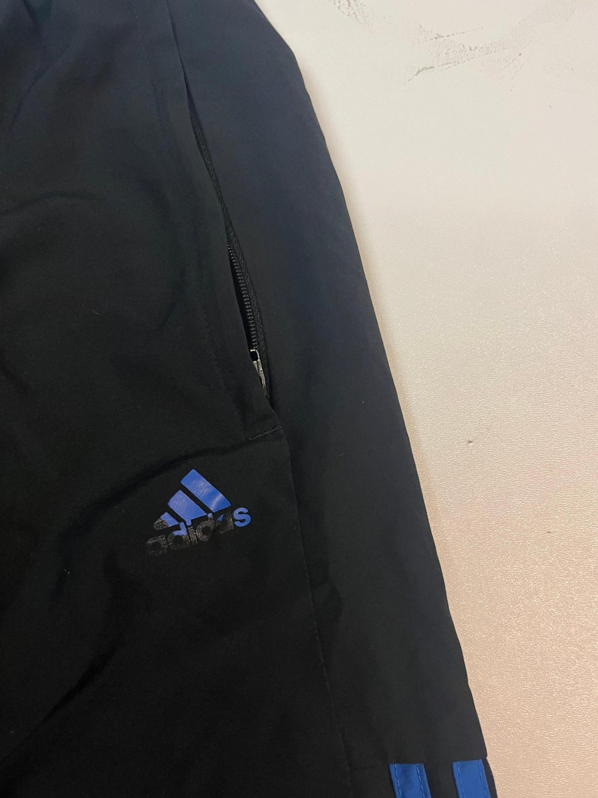 Entdecke unsere Vintage Track Pants von Nike und anderen Marken, erhältlich bei Valuxery.de - Dein Shop für trendige Vintage - Kleidung. Unsere Track Pants sind aus hochwertigen Materialien und