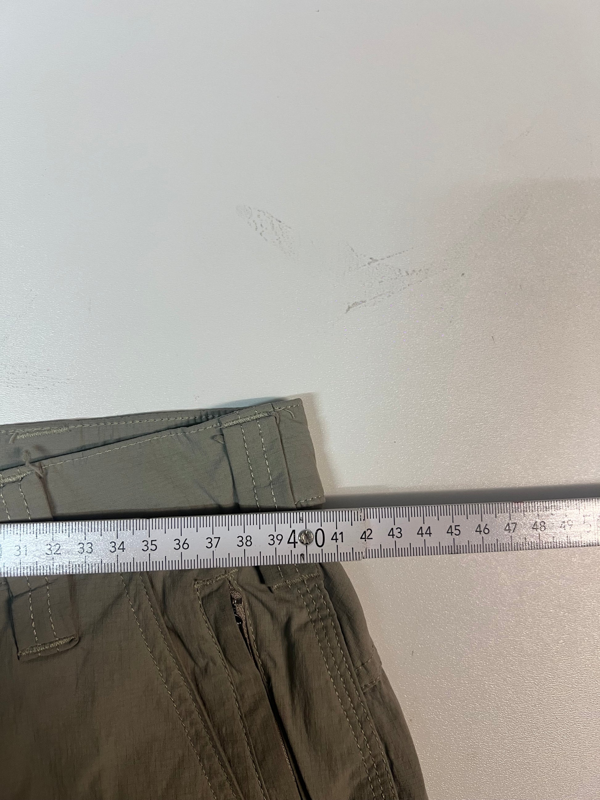 Entdecke unsere Vintage Track Pants von Nike und anderen Marken, erhältlich bei Valuxery.de - Dein Shop für trendige Vintage - Kleidung. Unsere Track Pants sind aus hochwertigen Materialien und