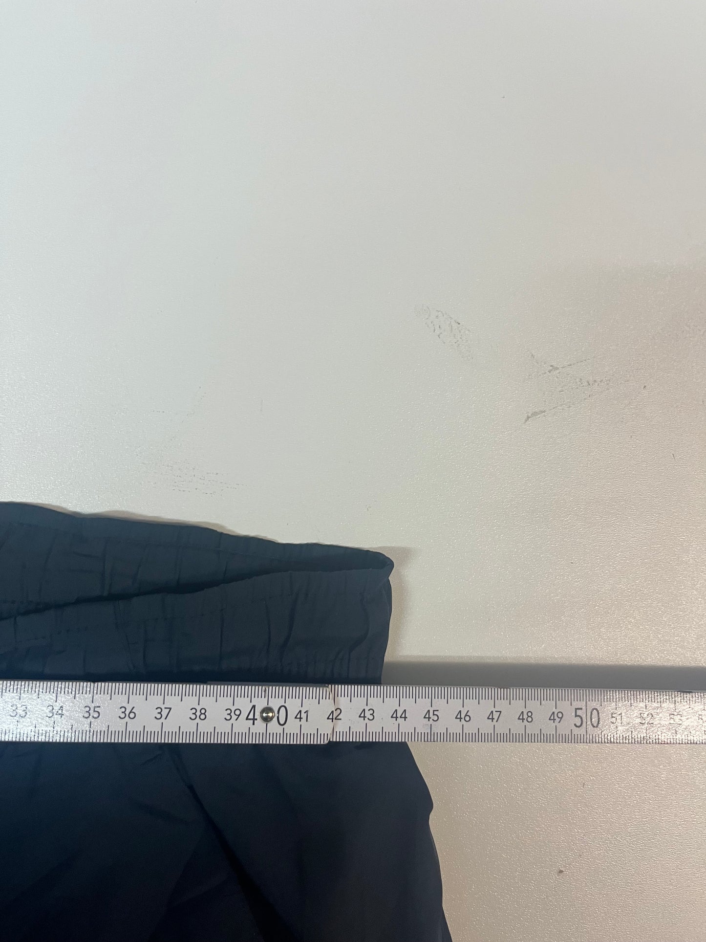 Entdecke unsere Vintage Track Pants von Nike und anderen Marken, erhältlich bei Valuxery.de - Dein Shop für trendige Vintage - Kleidung. Unsere Track Pants sind aus hochwertigen Materialien und