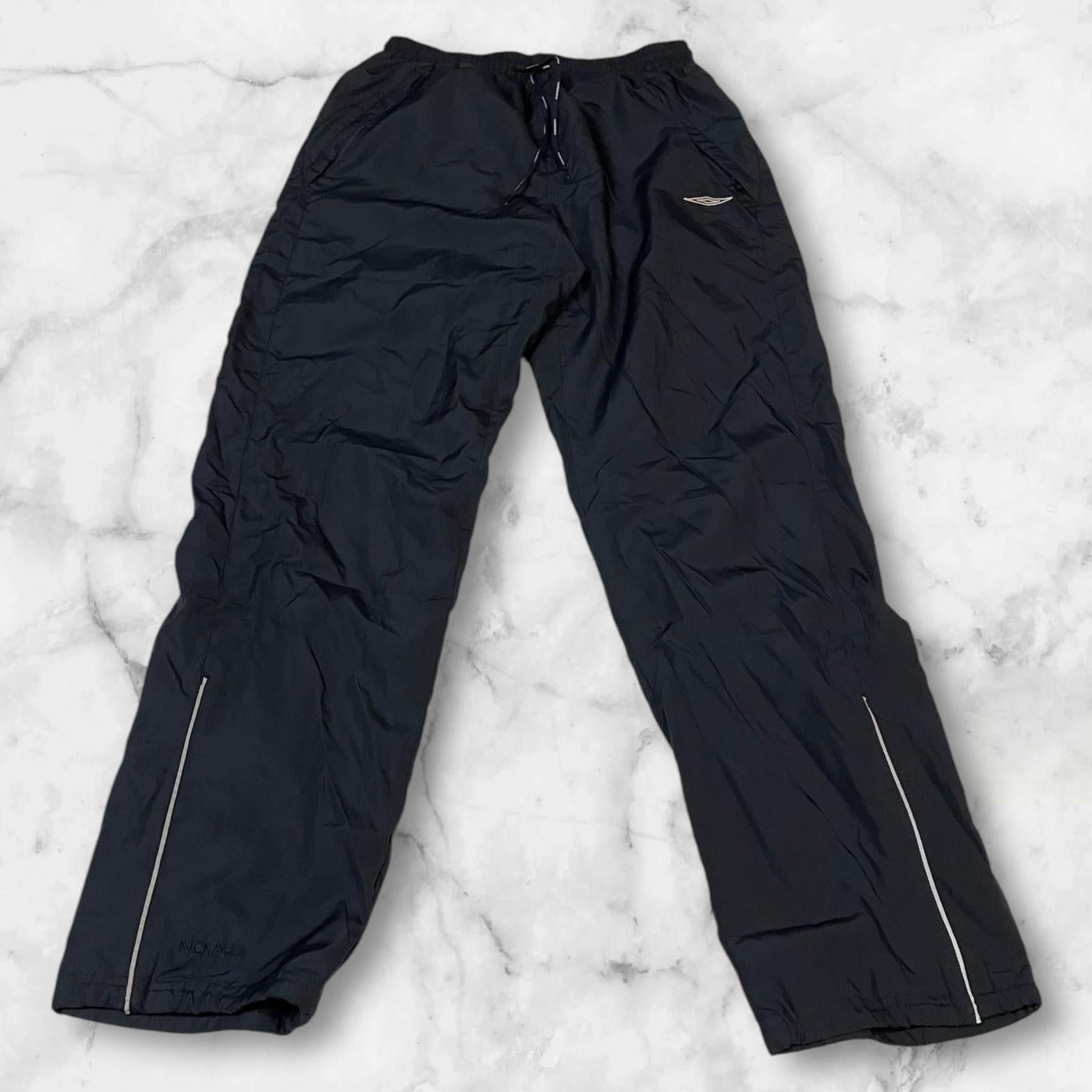 Entdecke unsere Vintage Track Pants von Nike und anderen Marken, erhältlich bei Valuxery.de - Dein Shop für trendige Vintage - Kleidung. Unsere Track Pants sind aus hochwertigen Materialien und