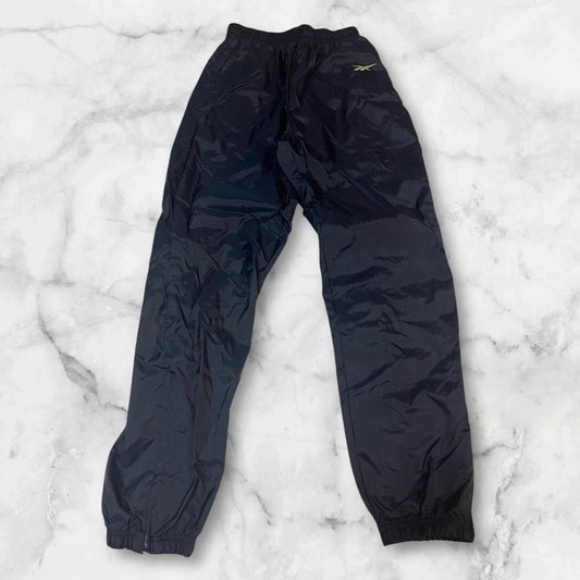 Entdecke unsere Vintage Track Pants von Nike und anderen Marken, erhältlich bei Valuxery.de - Dein Shop für trendige Vintage - Kleidung. Unsere Track Pants sind aus hochwertigen Materialien und