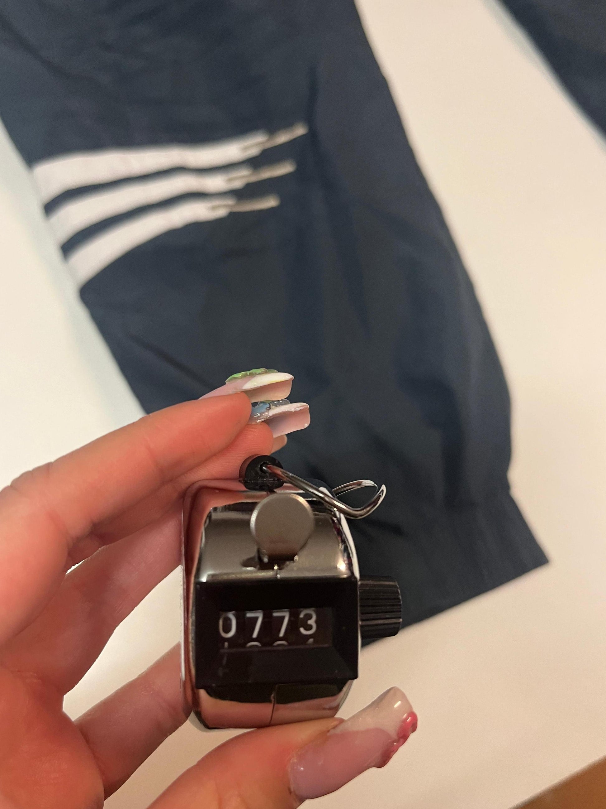 Entdecke unsere Vintage Track Pants von Nike und anderen Marken, erhältlich bei Valuxery.de - Dein Shop für trendige Vintage - Kleidung. Unsere Track Pants sind aus hochwertigen Materialien und