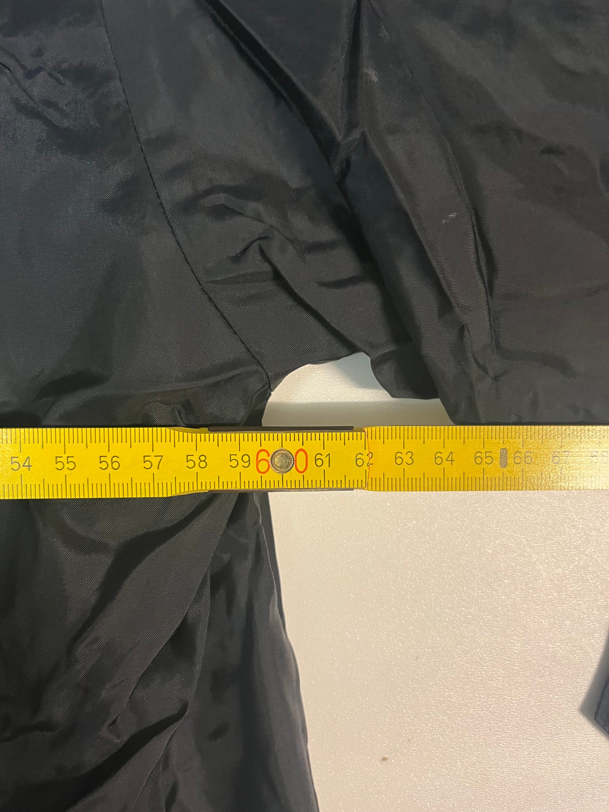 Entdecke unsere Vintage Track Pants von Nike und anderen Marken, erhältlich bei Valuxery.de - Dein Shop für trendige Vintage - Kleidung. Unsere Track Pants sind aus hochwertigen Materialien und
