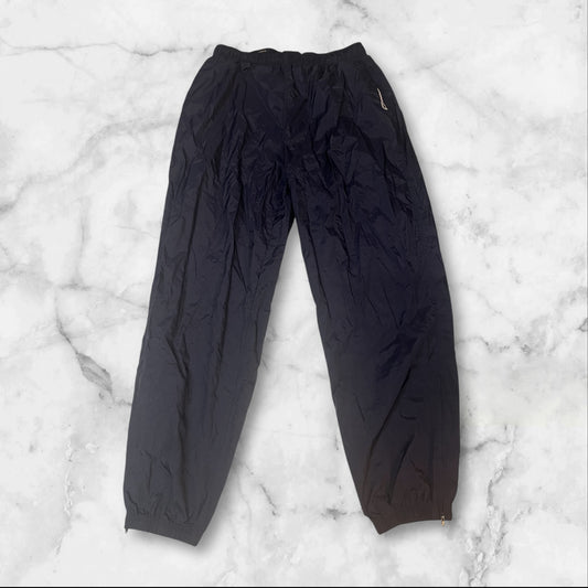 Entdecke unsere Vintage Track Pants von Nike und anderen Marken, erhältlich bei Valuxery.de - Dein Shop für trendige Vintage - Kleidung. Unsere Track Pants sind aus hochwertigen Materialien und