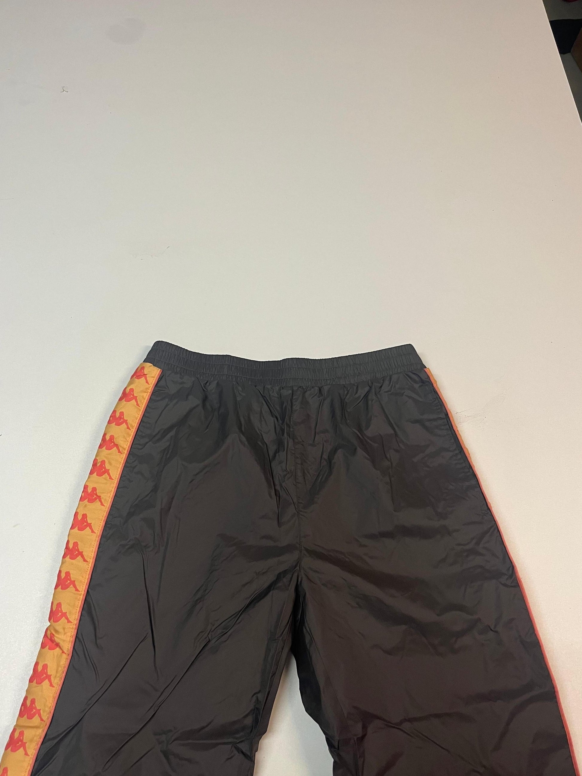 Entdecke unsere Vintage Track Pants von Nike und anderen Marken, erhältlich bei Valuxery.de - Dein Shop für trendige Vintage - Kleidung. Unsere Track Pants sind aus hochwertigen Materialien und