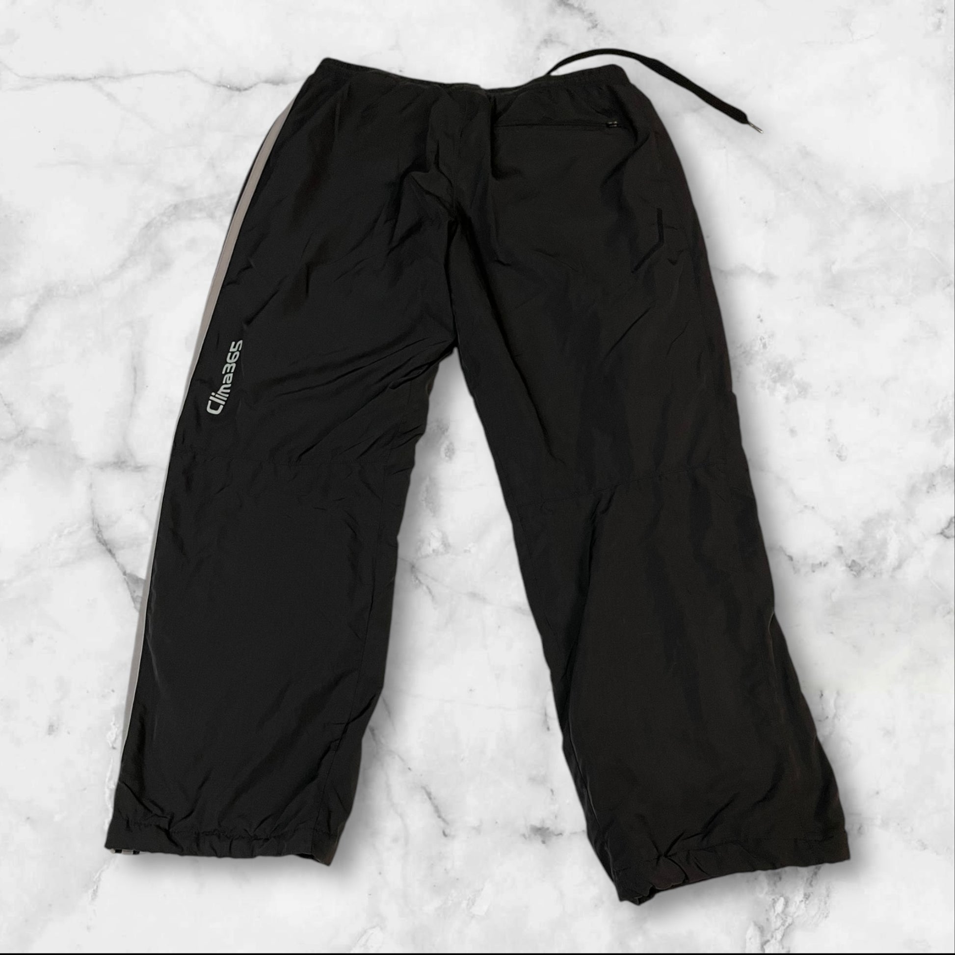 Entdecke unsere Vintage Track Pants von Nike und anderen Marken, erhältlich bei Valuxery.de - Dein Shop für trendige Vintage - Kleidung. Unsere Track Pants sind aus hochwertigen Materialien und