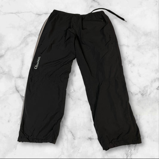 Entdecke unsere Vintage Track Pants von Nike und anderen Marken, erhältlich bei Valuxery.de - Dein Shop für trendige Vintage - Kleidung. Unsere Track Pants sind aus hochwertigen Materialien und