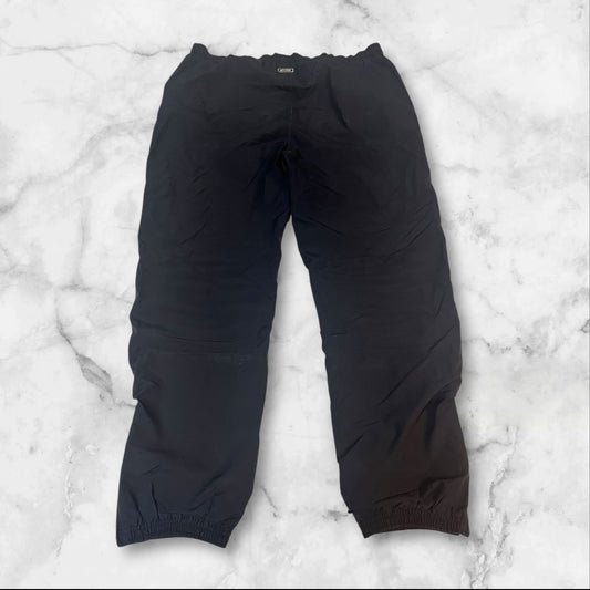 Entdecke unsere Vintage Track Pants von Nike und anderen Marken, erhältlich bei Valuxery.de - Dein Shop für trendige Vintage - Kleidung. Unsere Track Pants sind aus hochwertigen Materialien und