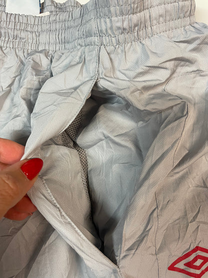 Entdecke unsere Vintage Track Pants von Nike und anderen Marken, erhältlich bei Valuxery.de - Dein Shop für trendige Vintage - Kleidung. Unsere Track Pants sind aus hochwertigen Materialien und
