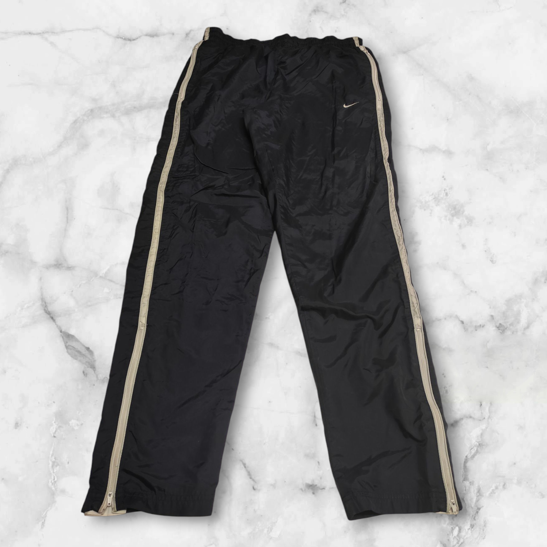 Entdecke unsere Vintage Track Pants von Nike und anderen Marken, erhältlich bei Valuxery.de - Dein Shop für trendige Vintage - Kleidung. Unsere Track Pants sind aus hochwertigen Materialien und