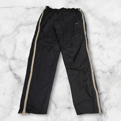 Entdecke unsere Vintage Track Pants von Nike und anderen Marken, erhältlich bei Valuxery.de - Dein Shop für trendige Vintage - Kleidung. Unsere Track Pants sind aus hochwertigen Materialien und