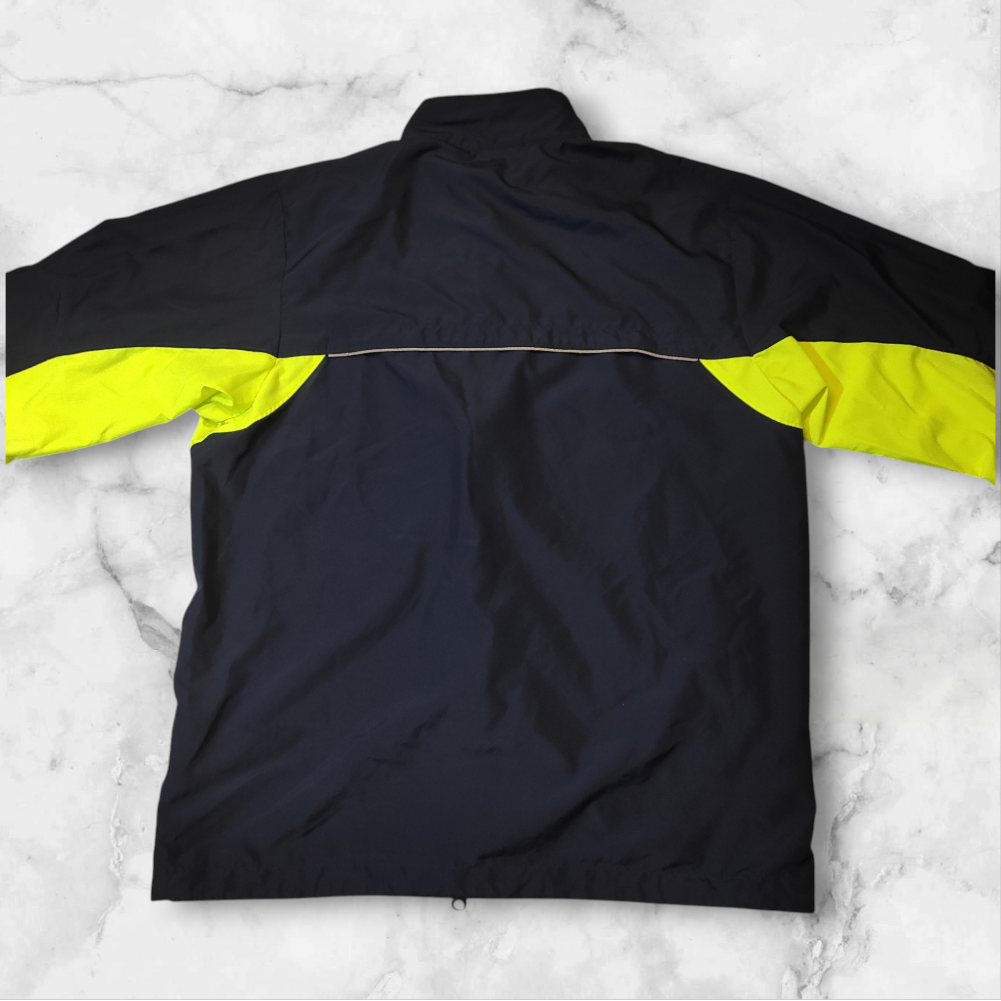 Entdecke unsere Vintage Track Pants von Nike und anderen Marken, erhältlich bei Valuxery.de - Dein Shop für trendige Vintage - Kleidung. Unsere Track Pants sind aus hochwertigen Materialien und