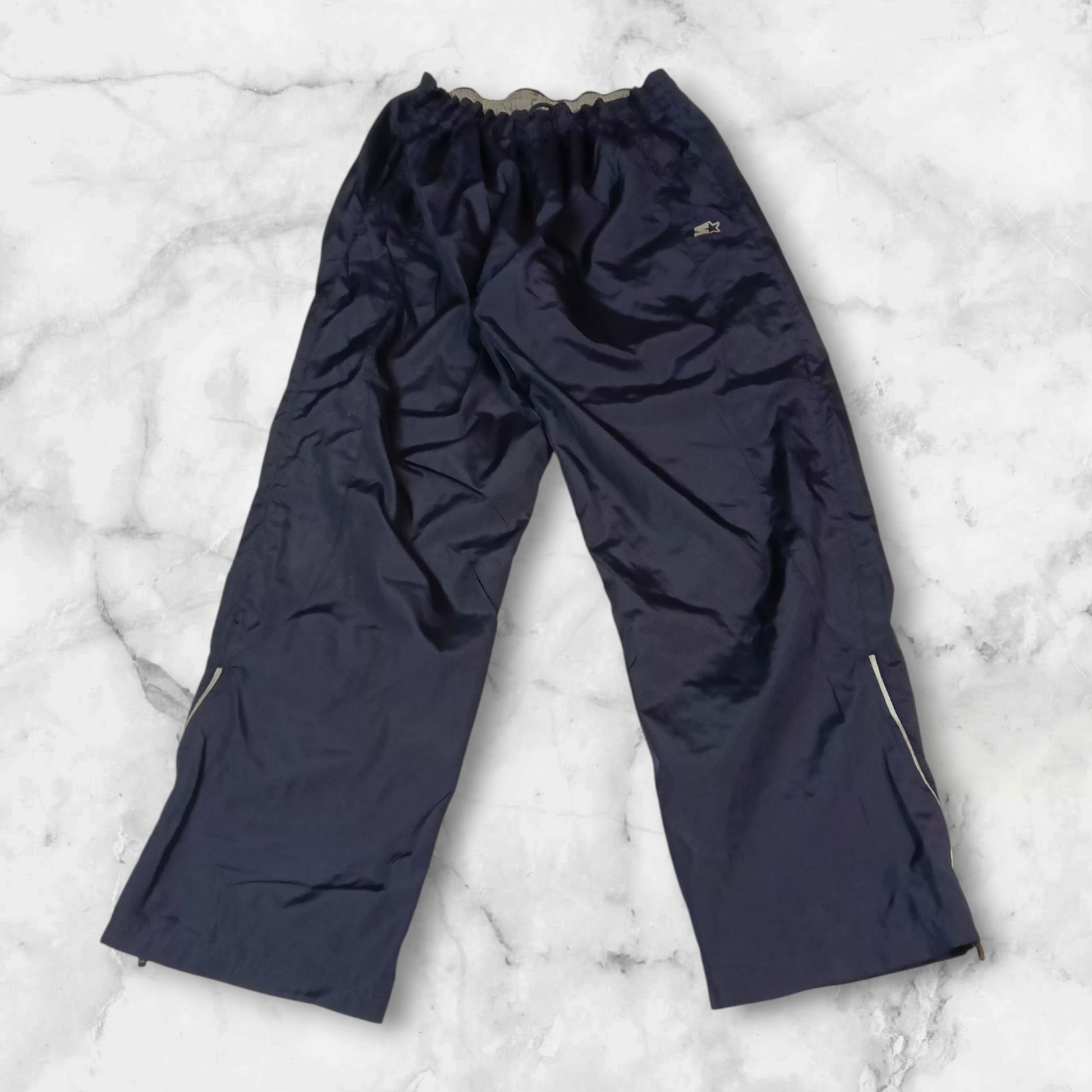 Entdecke unsere Vintage Track Pants von Nike und anderen Marken, erhältlich bei Valuxery.de - Dein Shop für trendige Vintage - Kleidung. Unsere Track Pants sind aus hochwertigen Materialien und