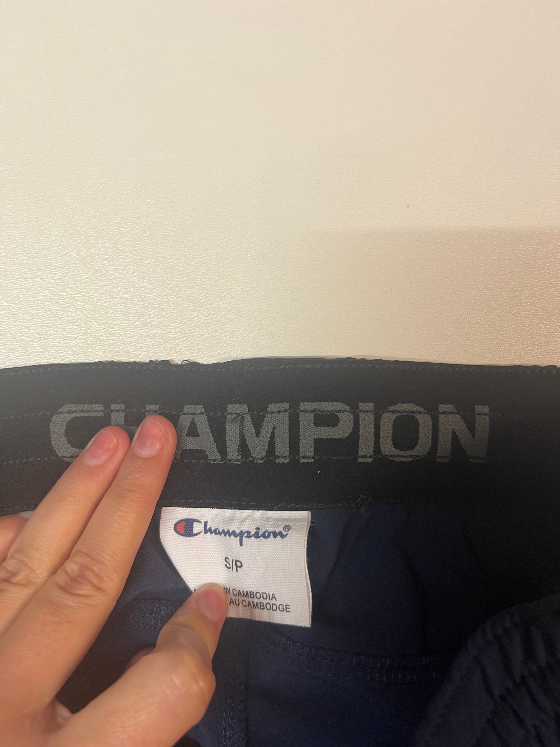 Entdecke unsere Vintage Track Pants von Nike und anderen Marken, erhältlich bei Valuxery.de - Dein Shop für trendige Vintage - Kleidung. Unsere Track Pants sind aus hochwertigen Materialien und