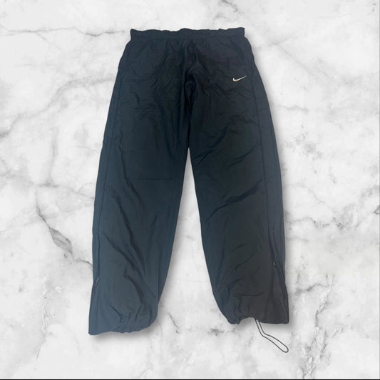 Entdecke unsere Vintage Track Pants von Nike und anderen Marken, erhältlich bei Valuxery.de - Dein Shop für trendige Vintage - Kleidung. Unsere Track Pants sind aus hochwertigen Materialien und
