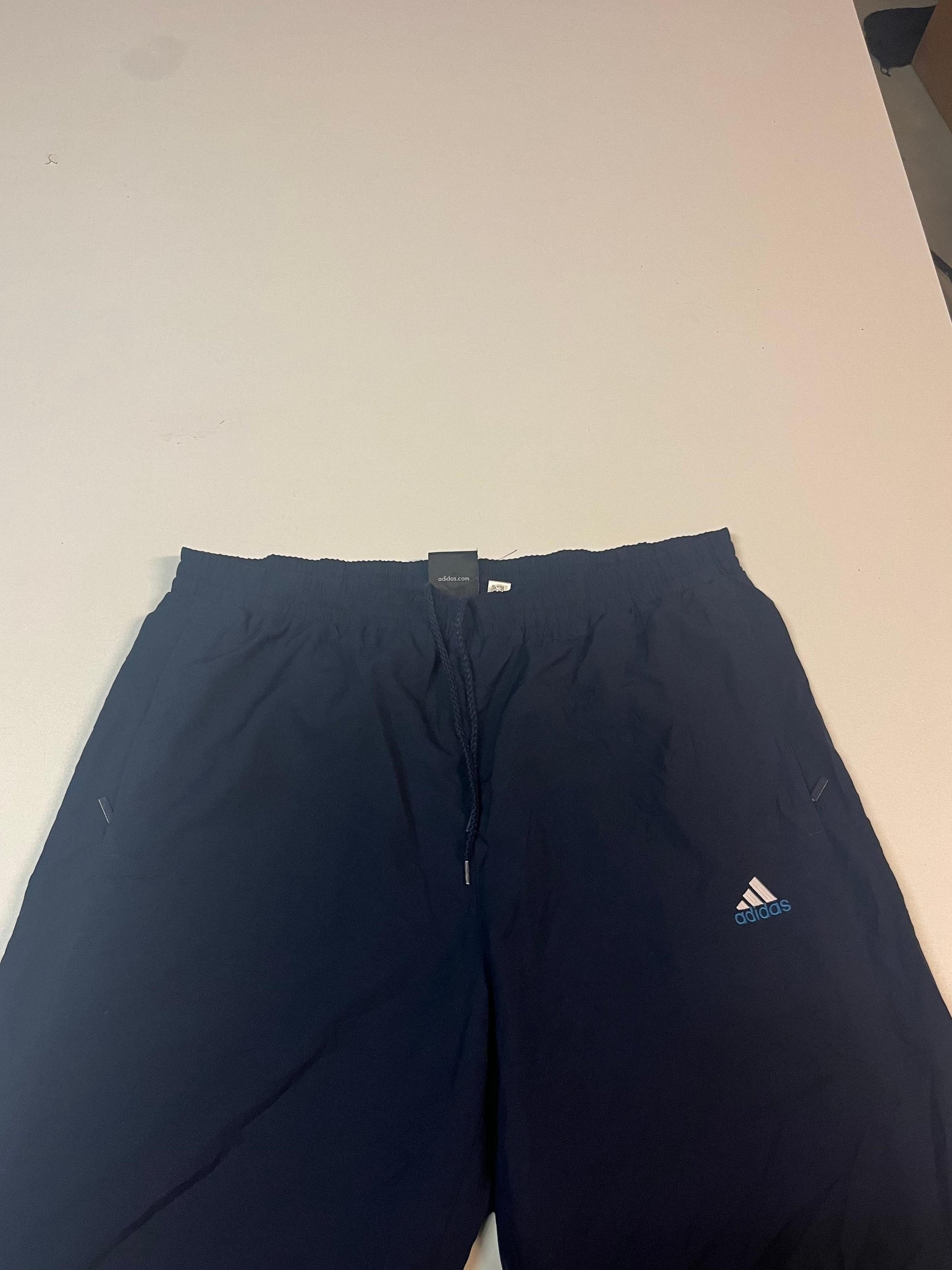 Entdecke unsere Vintage Track Pants von Nike und anderen Marken, erhältlich bei Valuxery.de - Dein Shop für trendige Vintage - Kleidung. Unsere Track Pants sind aus hochwertigen Materialien und