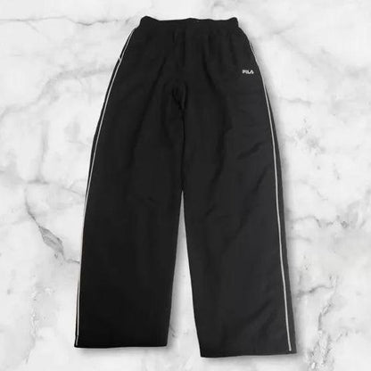 Entdecke unsere Vintage Track Pants von Nike und anderen Marken, erhältlich bei Valuxery.de - Dein Shop für trendige Vintage - Kleidung. Unsere Track Pants sind aus hochwertigen Materialien und