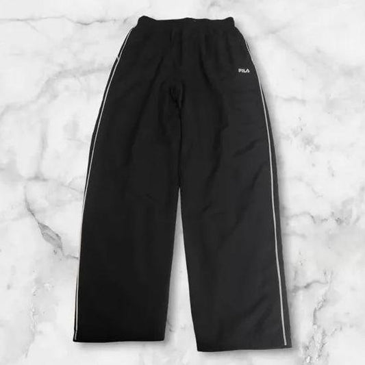 Entdecke unsere Vintage Track Pants von Nike und anderen Marken, erhältlich bei Valuxery.de - Dein Shop für trendige Vintage - Kleidung. Unsere Track Pants sind aus hochwertigen Materialien und