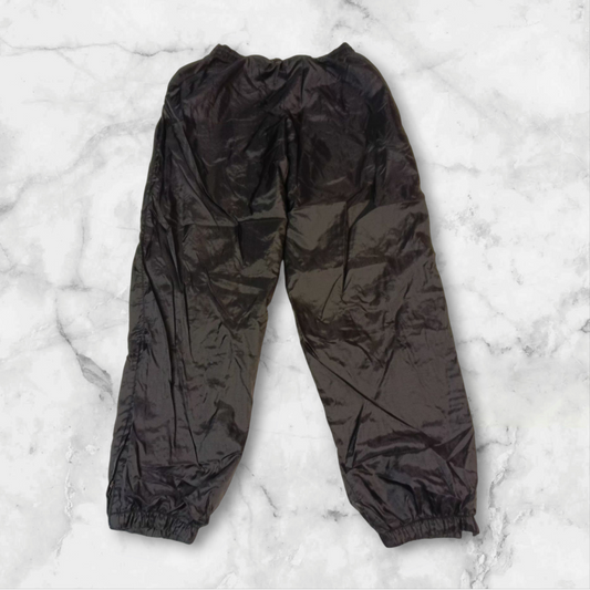 Entdecke unsere Vintage Track Pants von Nike und anderen Marken, erhältlich bei Valuxery.de - Dein Shop für trendige Vintage - Kleidung. Unsere Track Pants sind aus hochwertigen Materialien und