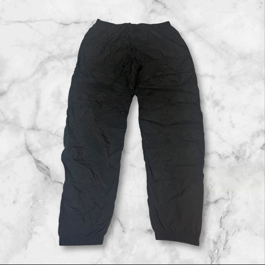 Entdecke unsere Vintage Track Pants von Nike und anderen Marken, erhältlich bei Valuxery.de - Dein Shop für trendige Vintage - Kleidung. Unsere Track Pants sind aus hochwertigen Materialien und