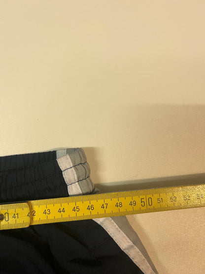 Entdecke unsere Vintage Track Pants von Nike und anderen Marken, erhältlich bei Valuxery.de - Dein Shop für trendige Vintage - Kleidung. Unsere Track Pants sind aus hochwertigen Materialien und