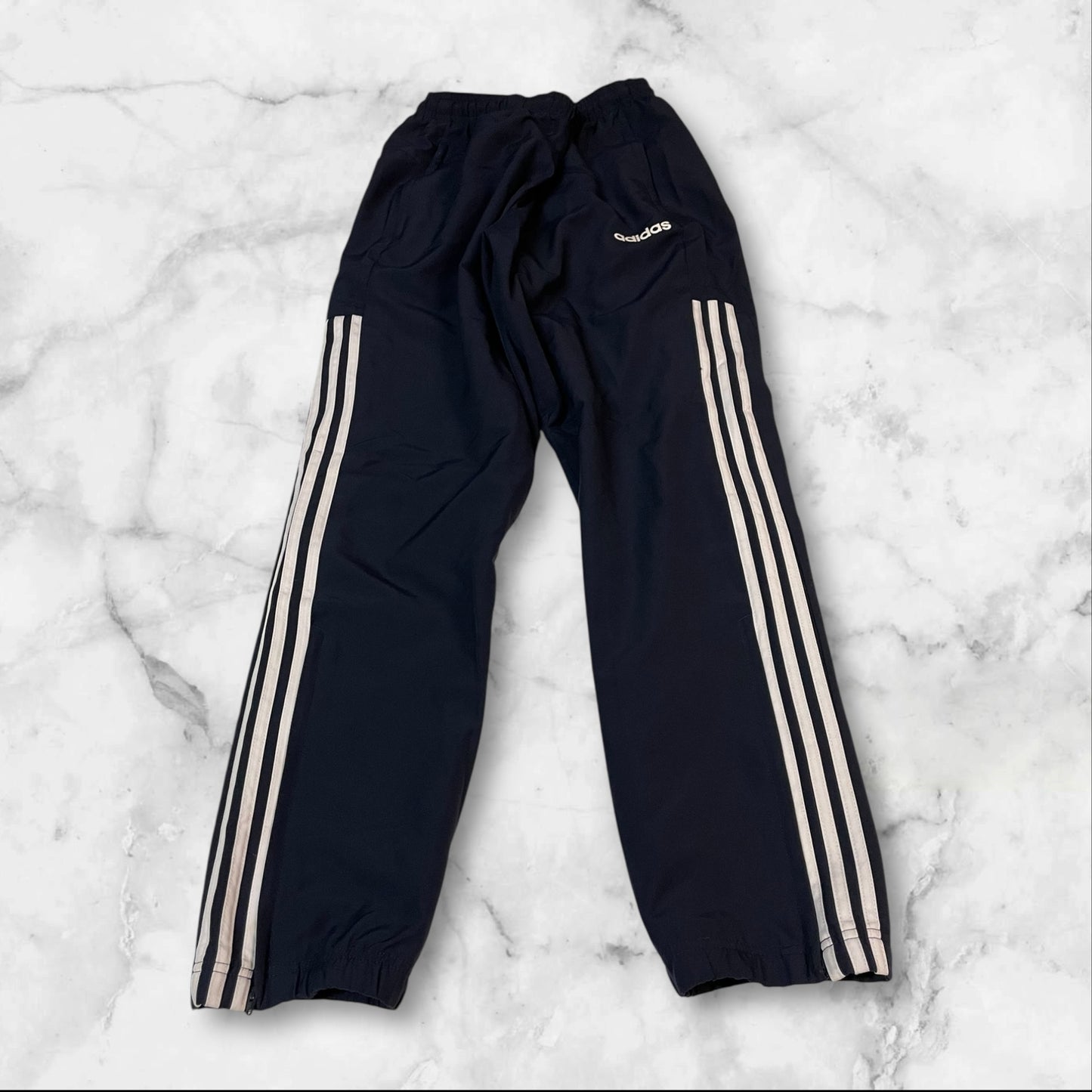 Entdecke unsere Vintage Track Pants von Nike und anderen Marken, erhältlich bei Valuxery.de - Dein Shop für trendige Vintage - Kleidung. Unsere Track Pants sind aus hochwertigen Materialien und