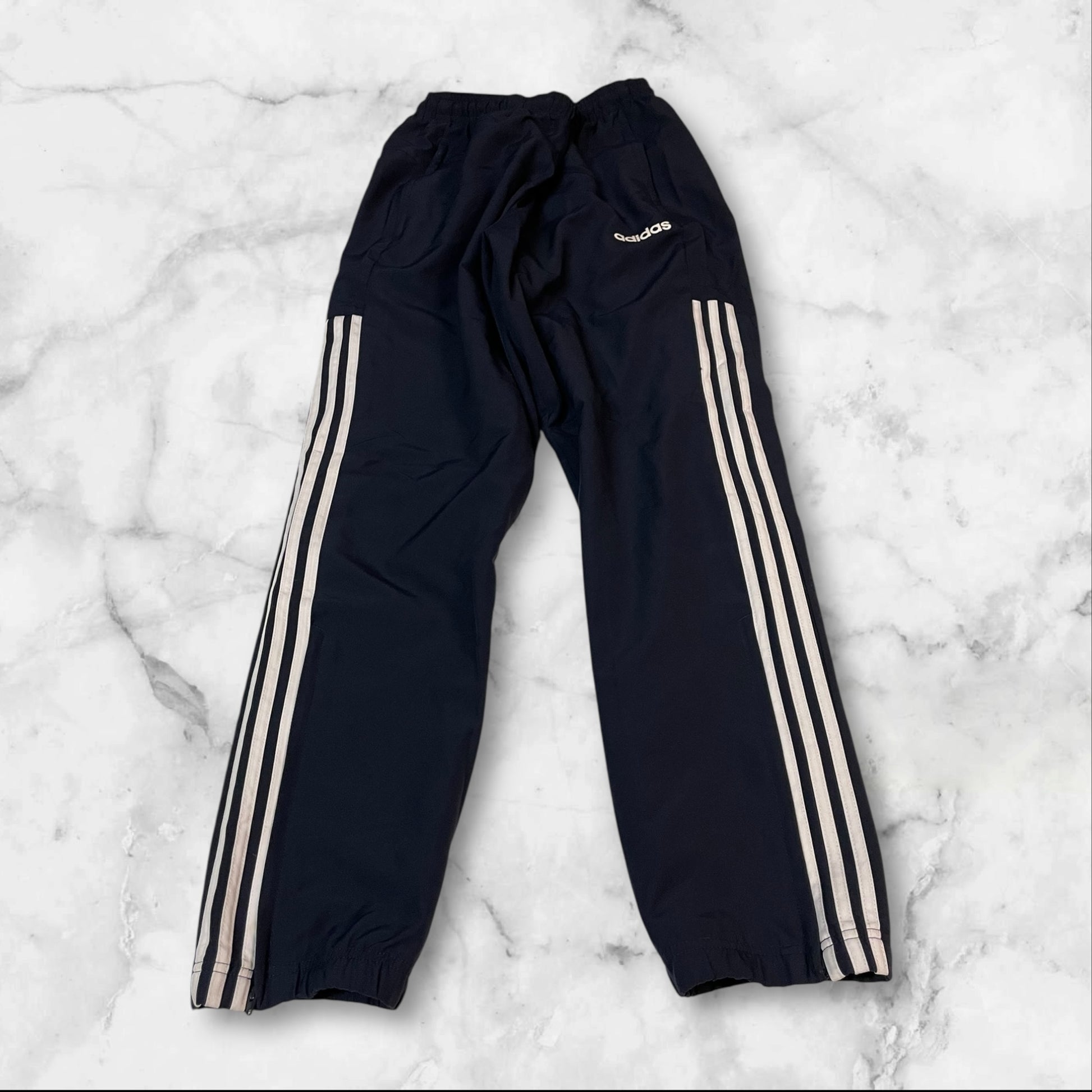 Entdecke unsere Vintage Track Pants von Nike und anderen Marken, erhältlich bei Valuxery.de - Dein Shop für trendige Vintage - Kleidung. Unsere Track Pants sind aus hochwertigen Materialien und