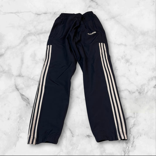 Entdecke unsere Vintage Track Pants von Nike und anderen Marken, erhältlich bei Valuxery.de - Dein Shop für trendige Vintage - Kleidung. Unsere Track Pants sind aus hochwertigen Materialien und