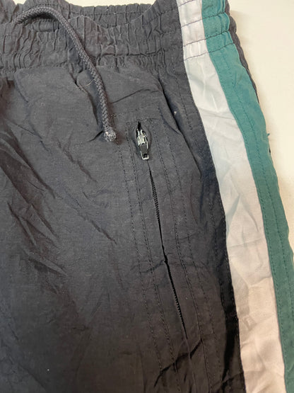 Entdecke unsere Vintage Track Pants von Nike und anderen Marken, erhältlich bei Valuxery.de - Dein Shop für trendige Vintage - Kleidung. Unsere Track Pants sind aus hochwertigen Materialien und