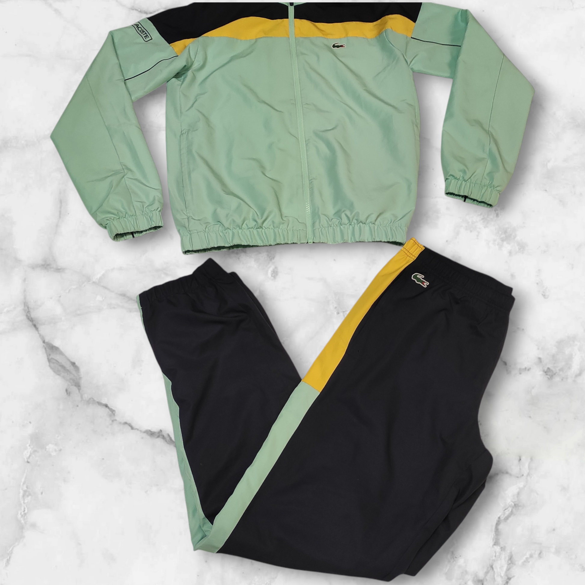Entdecke unsere Vintage Track Pants von Nike und anderen Marken, erhältlich bei Valuxery.de - Dein Shop für trendige Vintage - Kleidung. Unsere Track Pants sind aus hochwertigen Materialien und