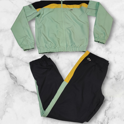Entdecke unsere Vintage Track Pants von Nike und anderen Marken, erhältlich bei Valuxery.de - Dein Shop für trendige Vintage - Kleidung. Unsere Track Pants sind aus hochwertigen Materialien und