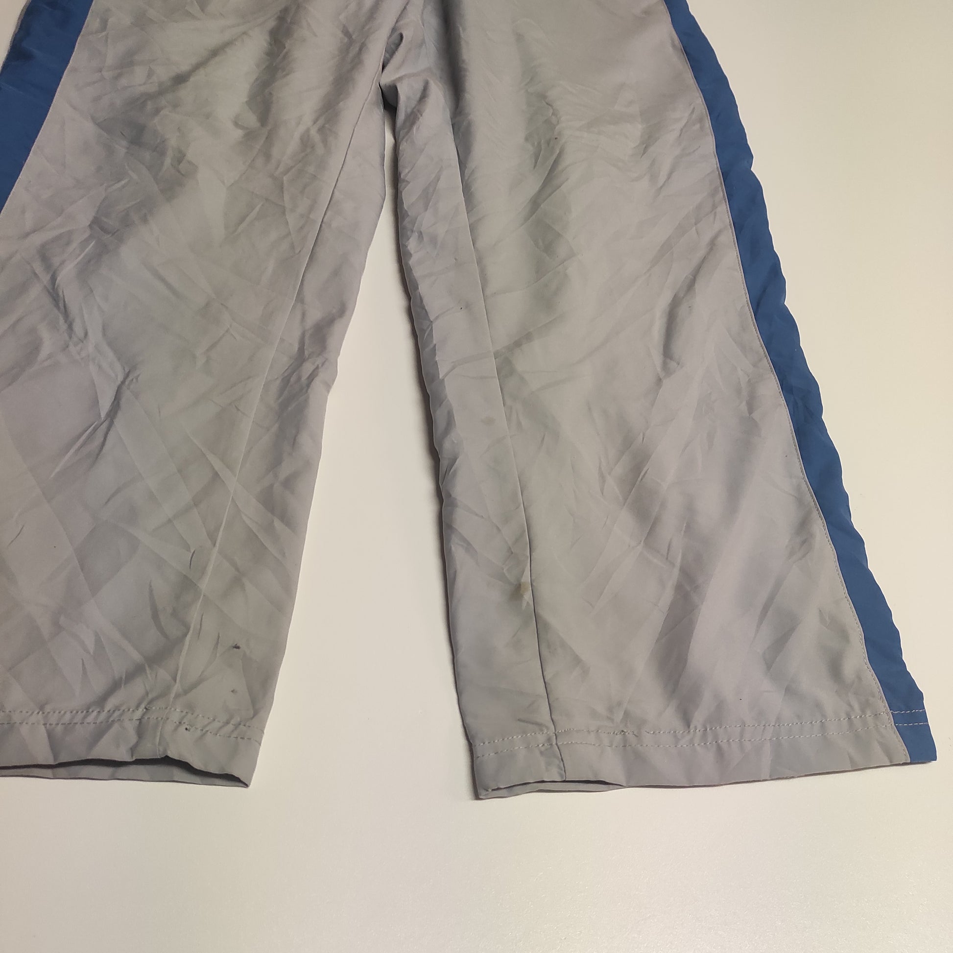 Entdecke unsere Vintage Track Pants von Nike und anderen Marken, erhältlich bei Valuxery.de - Dein Shop für trendige Vintage - Kleidung. Unsere Track Pants sind aus hochwertigen Materialien und