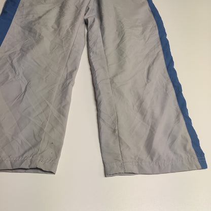 Entdecke unsere Vintage Track Pants von Nike und anderen Marken, erhältlich bei Valuxery.de - Dein Shop für trendige Vintage - Kleidung. Unsere Track Pants sind aus hochwertigen Materialien und