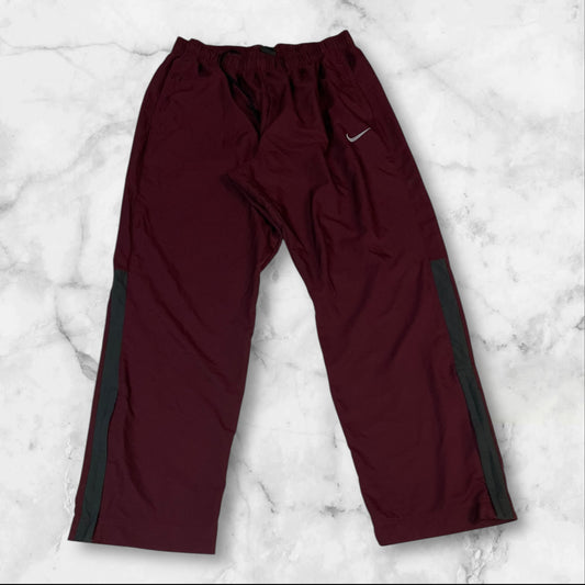 Entdecke unsere Vintage Track Pants von Nike und anderen Marken, erhältlich bei Valuxery.de - Dein Shop für trendige Vintage - Kleidung. Unsere Track Pants sind aus hochwertigen Materialien und