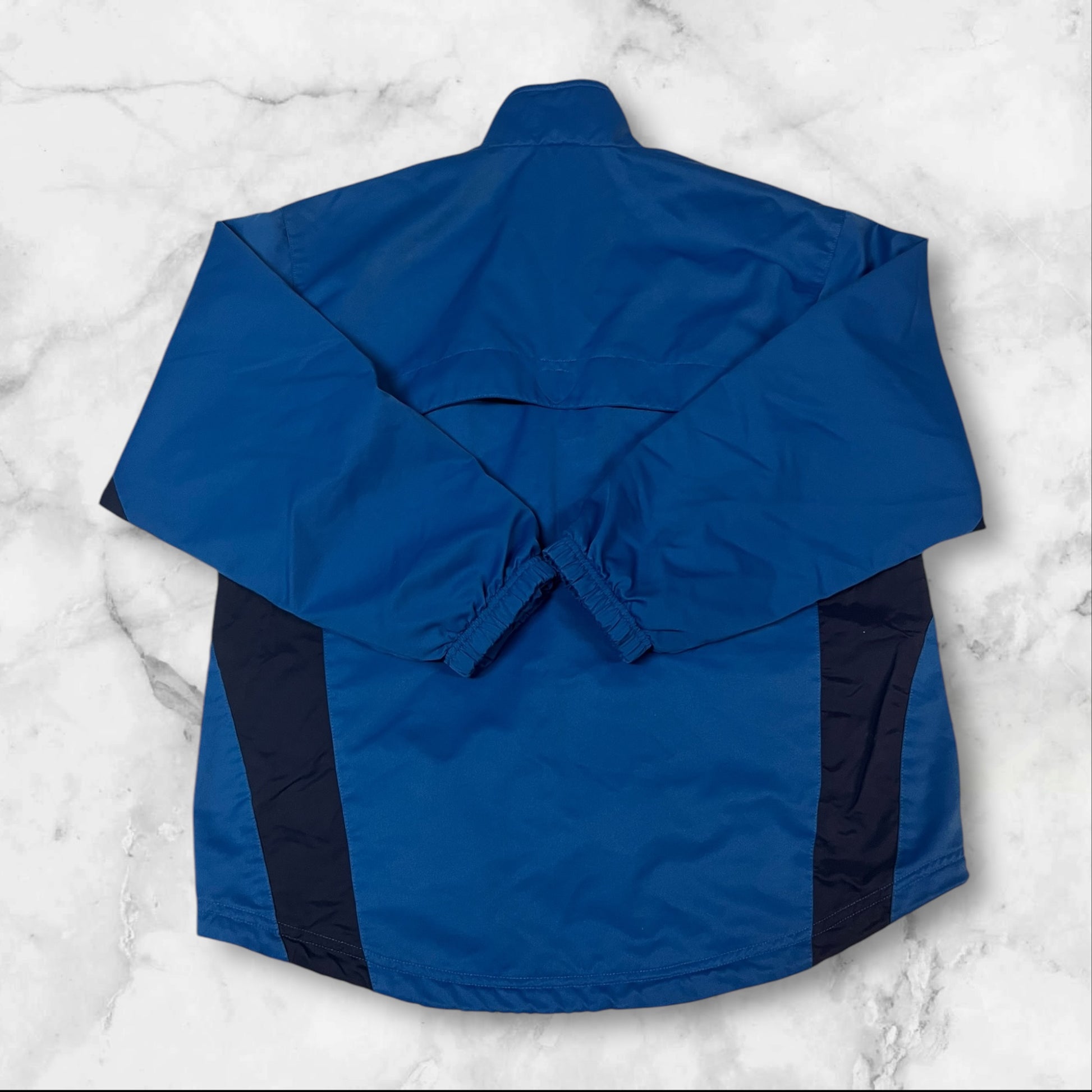Entdecke unsere Vintage Track Pants von Nike und anderen Marken, erhältlich bei Valuxery.de - Dein Shop für trendige Vintage - Kleidung. Unsere Track Pants sind aus hochwertigen Materialien und