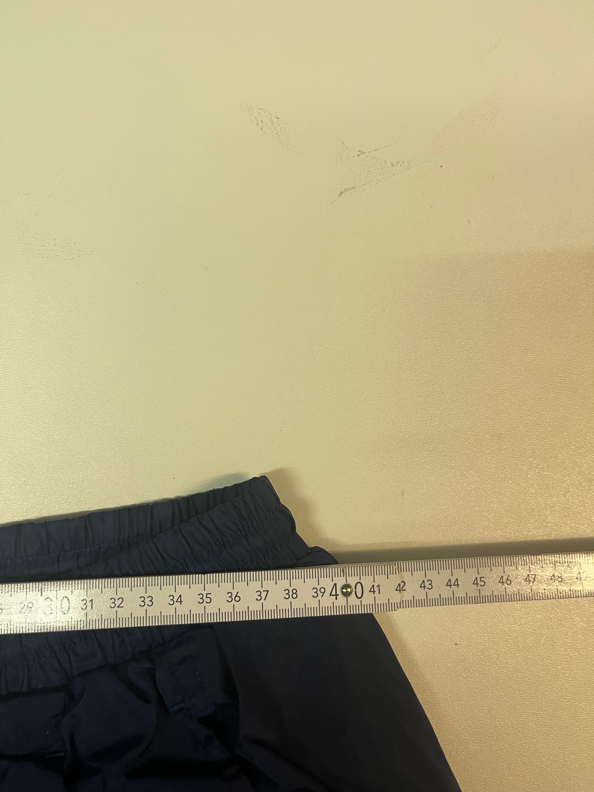 Entdecke unsere Vintage Track Pants von Nike und anderen Marken, erhältlich bei Valuxery.de - Dein Shop für trendige Vintage - Kleidung. Unsere Track Pants sind aus hochwertigen Materialien und