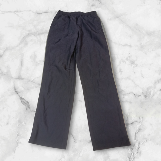 Entdecke unsere Vintage Track Pants von Nike und anderen Marken, erhältlich bei Valuxery.de - Dein Shop für trendige Vintage - Kleidung. Unsere Track Pants sind aus hochwertigen Materialien und
