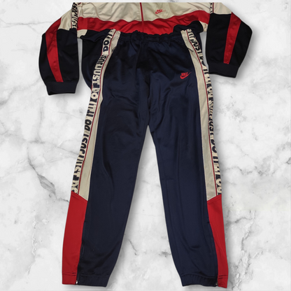 Entdecke unsere Vintage Track Pants von Nike und anderen Marken, erhältlich bei Valuxery.de - Dein Shop für trendige Vintage - Kleidung. Unsere Track Pants sind aus hochwertigen Materialien und